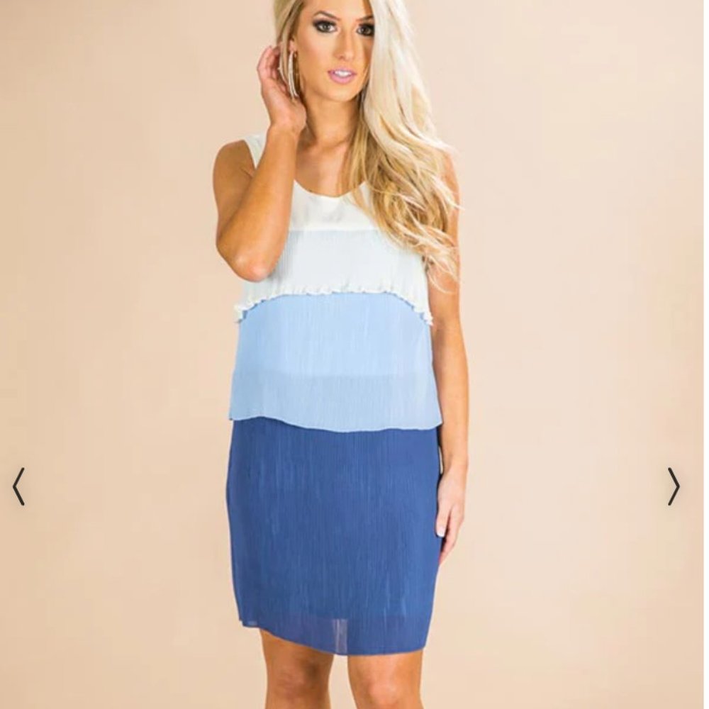 Entro Size Medium Cream & Shades of Blue Pleated Shift Dress
